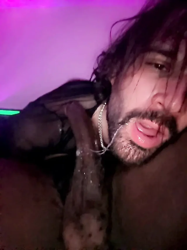 Güzel pawg femmboi gırtlağına kadar sikiliyor