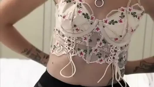 Gözlüklü sarışın kadın göğüslerini gösteriyor