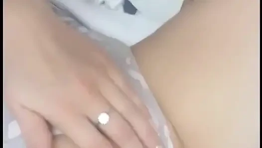 Evde tek başına mastürbasyon yapıyor