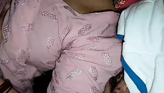 Kız arkadaş ve erkek arkadaş evde tam yakın çekim ile çok ateşli seks yapıyor - amcık şort