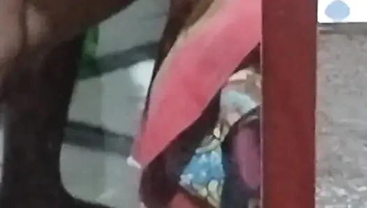 Hintli evli kadın komşusu tarafından sikiliyor