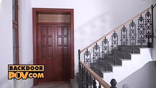 Bakış açısı - esmer parti sürtüğü Sasha Sparrow sıkı götünü sikiyor