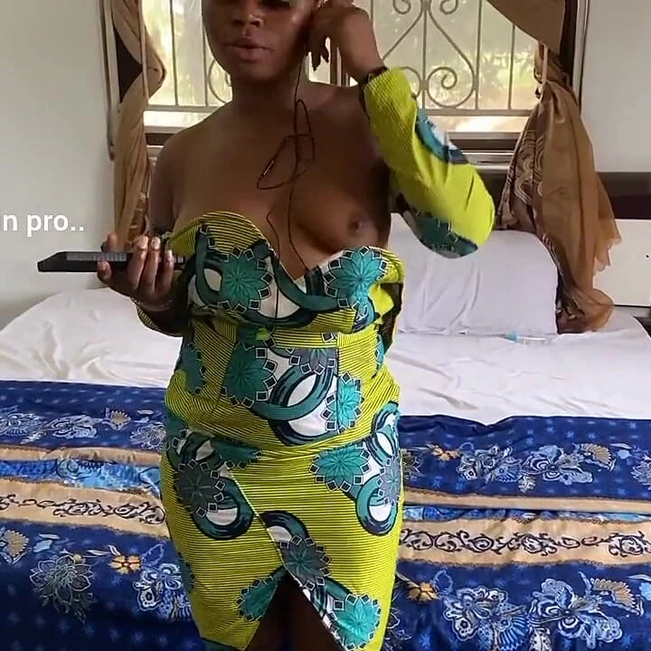 Güzel Afrikalı lezbiyen genç kız orgazm olmak için birbirlerini emiyor ve parmaklıyor