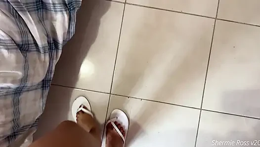 Erkek arkadaşım beni ayakta ve ateşli bırakıyor, bu yüzden oda arkadaşımı sikiyorum