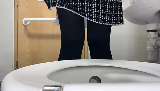 Kirli kremsi amcık yakın çekim çiş derlemesi