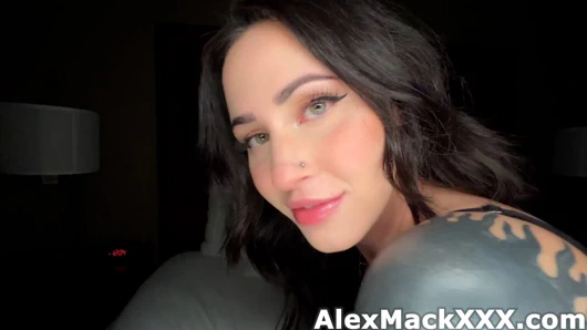 En ateşli gotik genç kız arkadaş sikiliyor ve dölleniyor