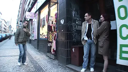 Küçük memeli esmer bir yabancının götü tarafından sikilmekten hoşlanıyor