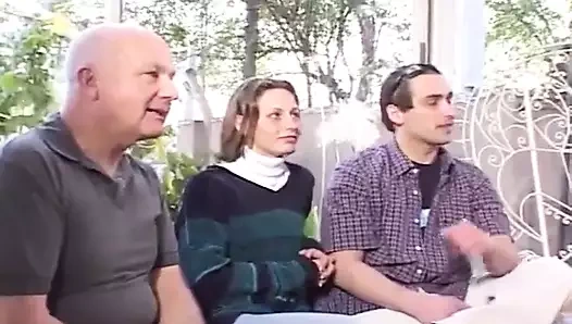 İki büyük memeli güzel görünümlü sarışın sürtük sert bir sikişten sonra döl paylaşmaya bayılıyor