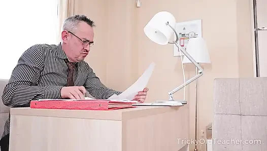 Hayal kırıklığına uğramış öğretmen en iyi öğrencisini cezalandırıyor