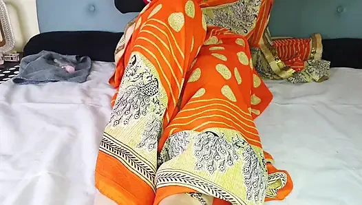 Hintli büyük götlü mahalleli sert ayakla mastürbasyon yapıyor ve misyoner pozisyonunda boşalıyor