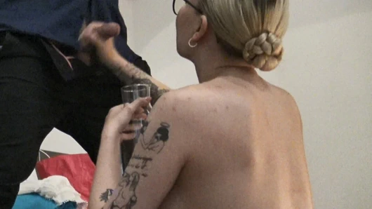 İstekli yönetmen bir handjob veren inanılmaz derecede seksi sarışın bir kızla porno film yapmaya çalışıyor