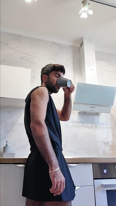 Senin için mastürbasyon yapıyorum, ellerini ve dudaklarını düşünüyorum