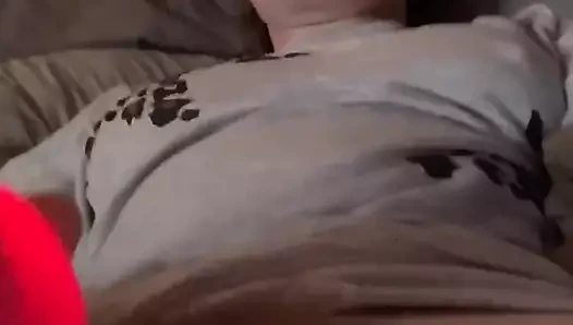 Adam fark etmeden sinsi bir mastürbasyon yapmaya çalışıyor