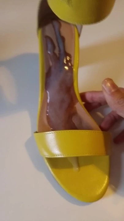 Дрочка обувью кончает в желтых сандалиях на высоком каблуке жены