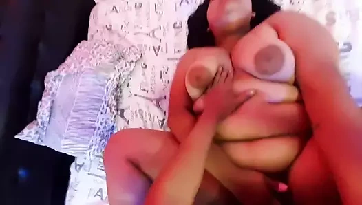 Ateşli kız arkadaş zevk verirken güzel bacaklarını açıyor ve sert sikişiyor