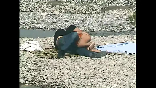 Ateşli seksi orta yaşlı seksi kadın plajda domalarak sikiliyor ve götüne boşalıyor