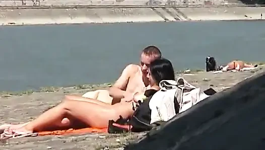 Возбужденный ебарь и шлюховатая брюнетка занимаются хардкорным трахом на улице