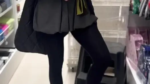 Dükkandaki seksi kız