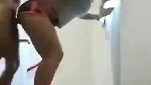 Kocası onu serbest bıraktı ve o çok eğlenecek