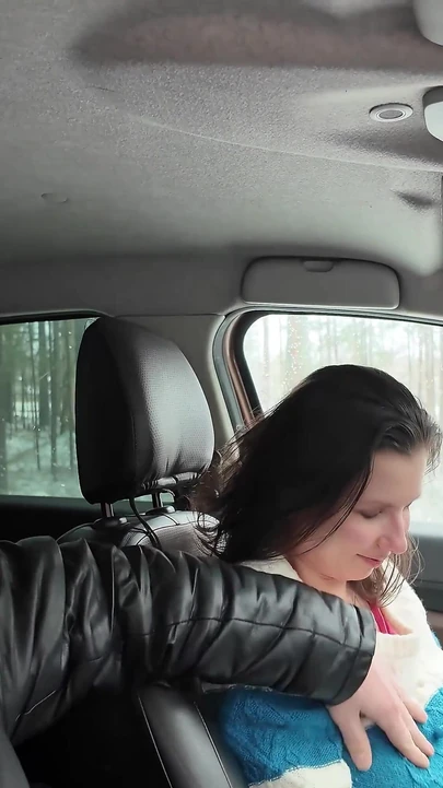 Orta yaşlı seksi kadın göt sikişi için sürücü belgesi alıyor