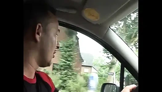 Gözlüklü kızıl saçlı orta yaşlı seksi kadın arabada seks yapmayı seviyor