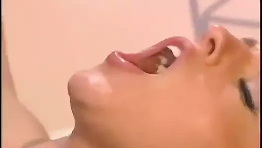 Siyah fileli ateşli sarışın merdivenlerde ateşli yarağı emiyor ve sikiyor