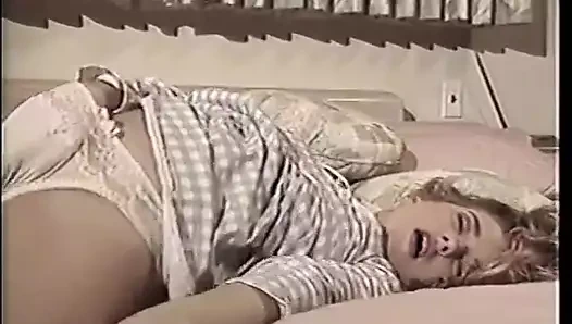 Şehvetli sarışın şişman bir yarakla ağzına alıyor ve sonra döl yutuyor