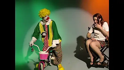 Olivia Saint: Sirk palyaçosu tarafından kıçından sikildi