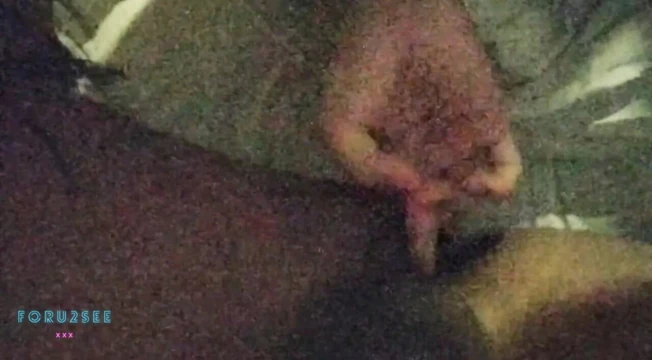 Я трахаю пальцами задницу моего бойфренда, и он кончаю в мою тугую киску