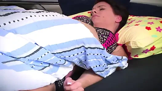 Güzel kızıl saçlı yarağını emiyor ve sıcak döl alıyor