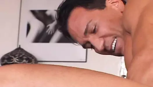 Mükemmel sarışın evli kadın aldatılan kocasının önünde en iyi arkadaşının yarağına biniyor