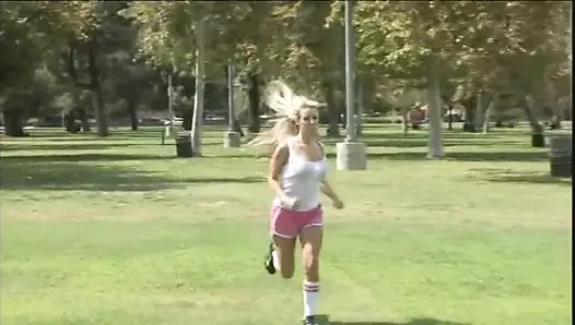 Adam sikikleri sarışın ile tatlı doğal göğüsleri