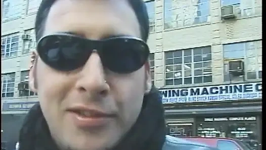Harika vücutlu deri elbiseli ateşli dominatrix bir adamı kıskaçla sikiyor