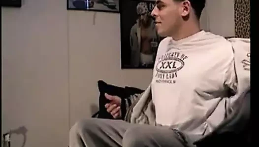 Str8 oğlan Ethan'ın boşalması için yardım ediyor