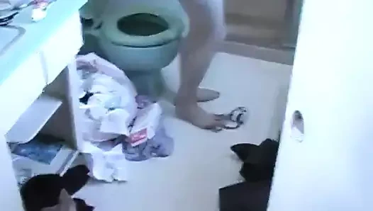 Kız arkadaşının yüzüne bolca boşalıyor