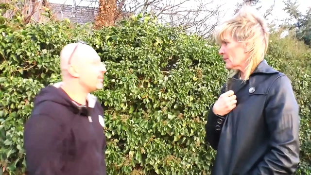 Ateşli fahişe sokaktan alınıyor ve sikiliyor