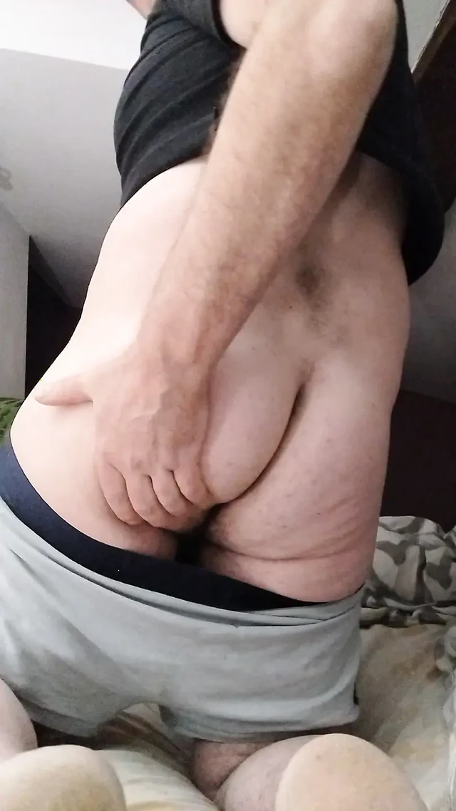 Sikimi ve götümü gösteriyorum