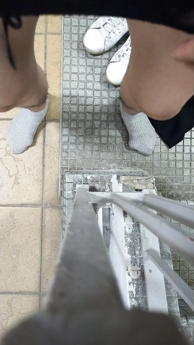 Koridorda sikimi ve taşaklarımı rastgele külotun içinde zıplıyorum.