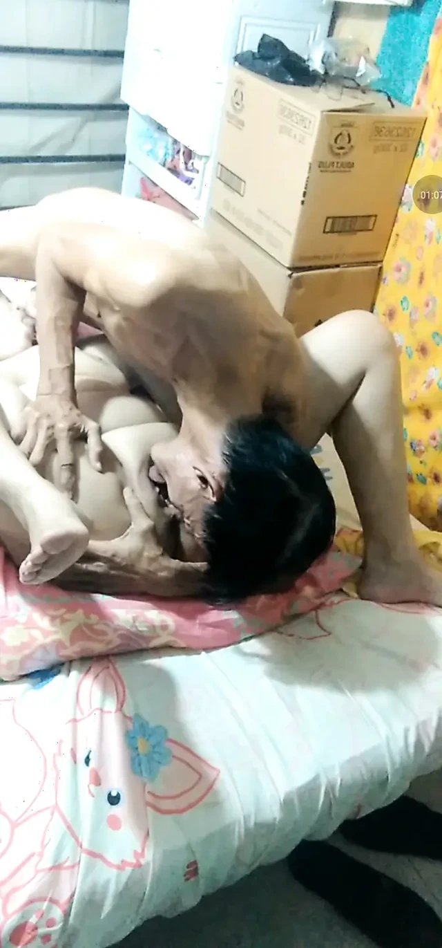Onun ıslak dar amını sikmek ve yemek için çok mutluyum