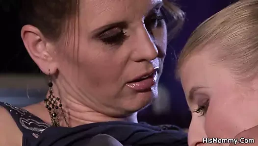 Genç kız arkadaşı kıllı olgun annesinin amını oynuyor