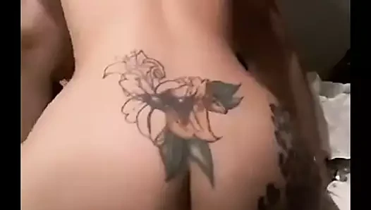 Christina Foxx emiyorken seksi tabanlarının şişman götü