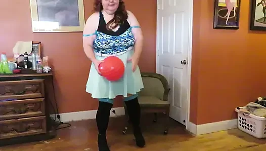 Hemşire Vicki mini etekli lastik bir topla, seksi çoraplarla ve yüksek topuklu mini çizmelerle oynuyor