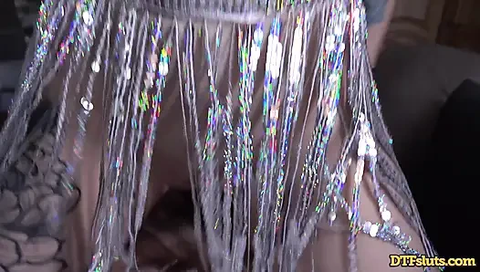 Esmer bella mur özel dansta mallarını sallıyor