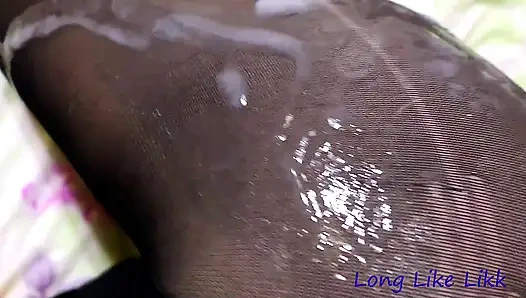 Siyah külotlu çorap bacaklarını yırtıp boşaltıyor