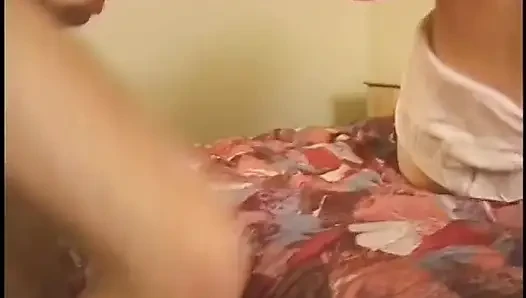 Sert domaltmalı sikiş bu tıraşlı amcık yarak emicisinin amını dolduruyor