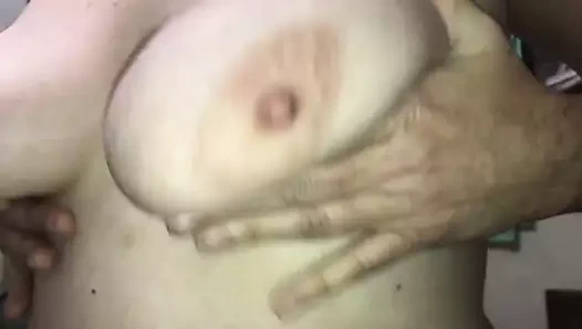 Büyük göğüslerini kaldırıp bırakıyor!