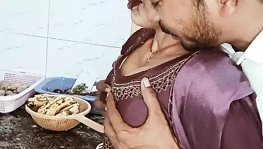Padosi yenge ile mutfakta seks Hintçe sesli seks