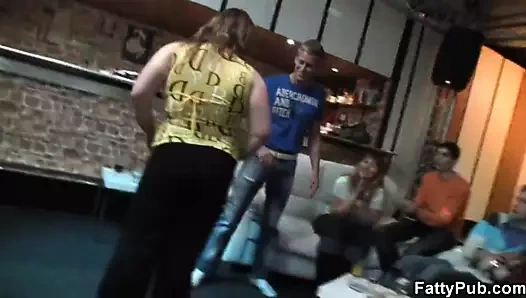 Vahşi bbw gets çıplak ve verir kafa