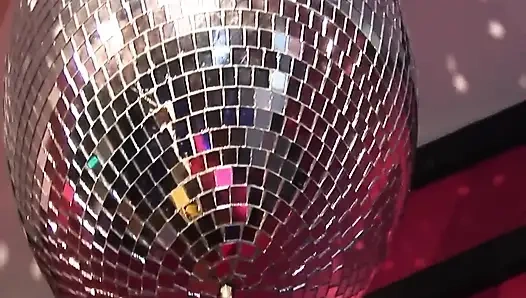 Sürtükler festival sahnesi-1 büyük memeli sarışın Savannah Gold bir kulüpte yarak emiyor ve lezbiyenler izlerken sikişiyor