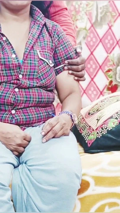 Büyük memeli Hintli kız öğrenci ve üvey erkek kardeşi - vücut masajı ve edepsiz konuşma | Klip 1